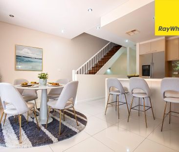 CONTEMPORARY THREE BEDROOM TOWNHOUSE IN MOST SOUGHT AFTER LOCATION - Photo 5