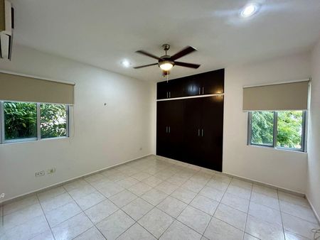 Townhouse en renta, SIN MUEBLES , a pocas calles de Prolongación Montejo. - Photo 5
