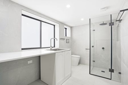 RENOVATED 5 BEDROOM HOME + STUDY - Photo 5