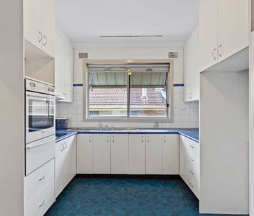 Spacious 3-Bedroom Family Home in Prime Riverstone Location - Photo 5