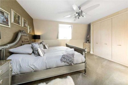 A luxurious four bedroom mews townhouse in a private development. - Photo 3