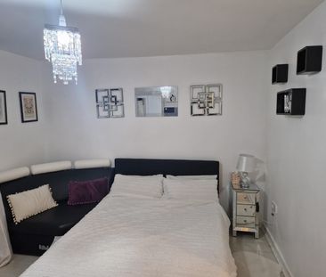 3 Bed End Terrace, Wenlock Way, M12 - Photo 3