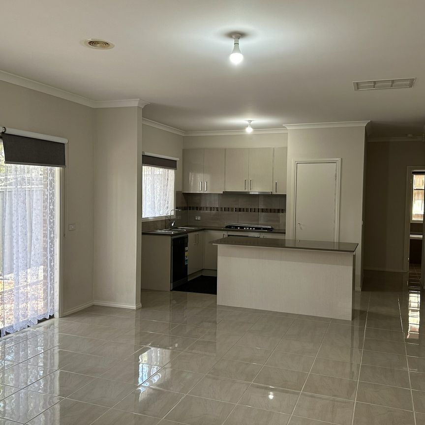 2/125 Fordholm Road, Hampton Park VIC - Photo 1