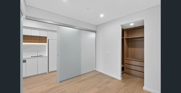 Sleek & Sophisticated Studio Apartment - Photo 1