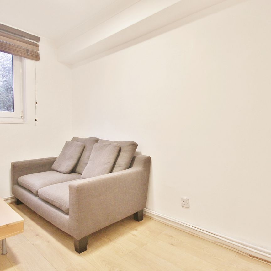 Colet Gardens, St Paul's Court, Hammersmith, London, W14 - Photo 1