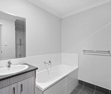 Beautiful ready to move in, 3 Bedroom Duplex - Photo 5