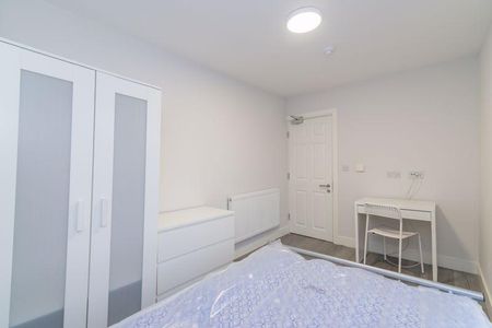 1 bedroom in a house share to rent - Photo 2