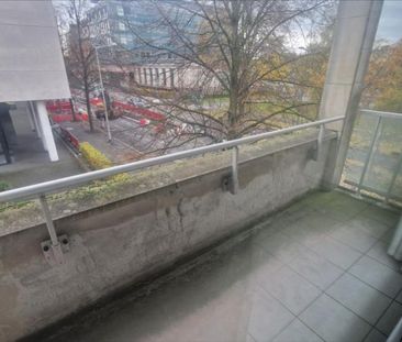 LILLE-A 2 PAS DE LA GARE - T2 DE 50 M² AVEC BALCON + PARKING SOUS S... - Photo 2