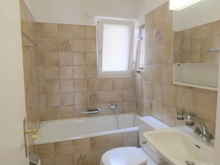 Charmante 2.5 -Zimmer-Wohnung mit Balkon und Aussicht - Photo 4