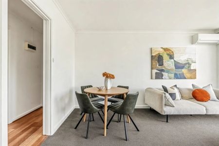 Stylishly Renovated Retreat in Elwood's Most Sought-After Pocket - Photo 3
