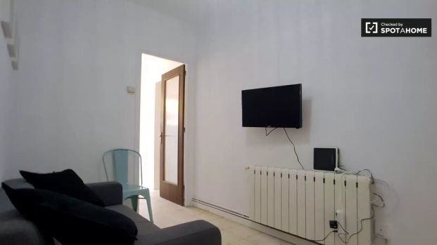 Double bed in Room in a shared 5-bedroom apartment for rent in El Gòtic, professionals only. - Photo 1