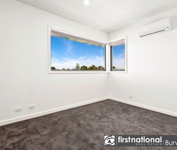 Private & Spacious Two Bedroom Apartment - Photo 2