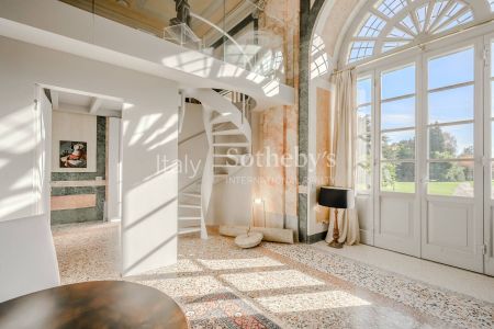 Prestigious apartment in an elegant historic villa - Photo 2