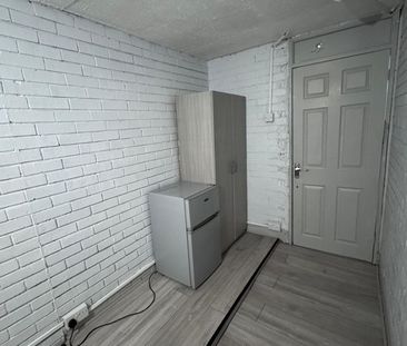 Room in a Shared House, Rothbury Walk, N17 - Photo 2
