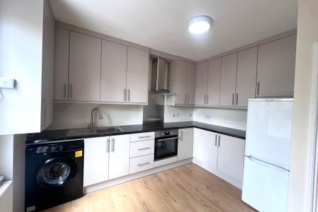 Kings Road, Fleet, Hampshire, GU51 - Photo 4