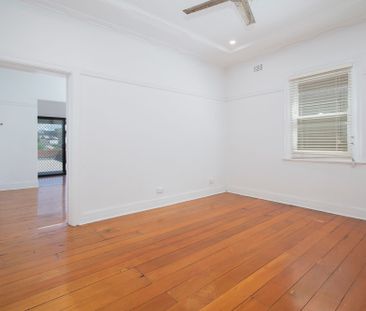 Oversized 2 Bedroom Apartment - Photo 1