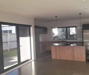 Stylish 3-Bedroom Home in East Tamaki Heights - Photo 2