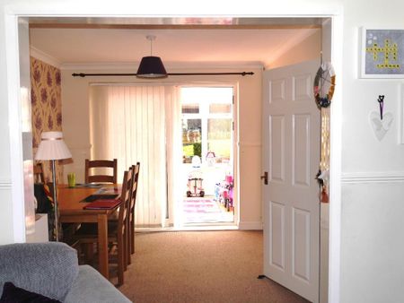 3 bedroom semi-detached house to rent - Photo 2