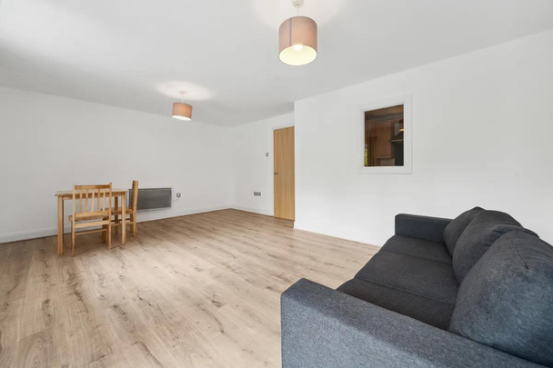 Holland Gardens, Brentford - Photo 1