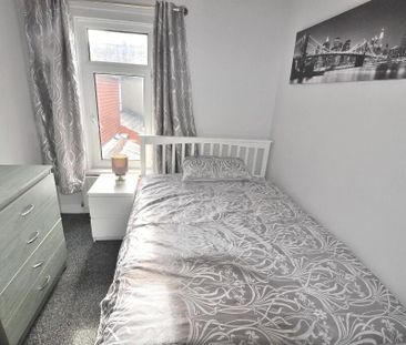 14 Egeria Street, Belfast, BT12 5PN - Photo 4