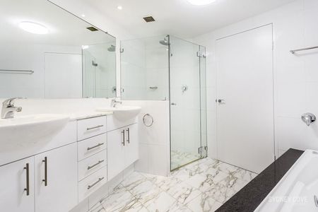 WATERFRONT APARTMENT | Unfurnished - Photo 4