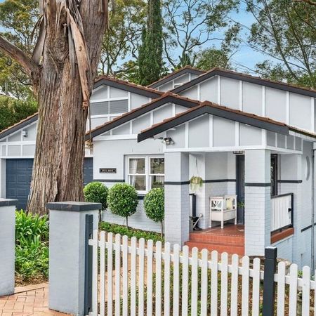 Elegant Family Home in a Leafy Cul-de-Sac Setting - Photo 4
