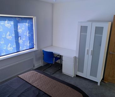 5 Bed Semi-Detached House, Mayfield Road, SO17 - Photo 3