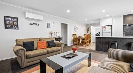 Private home with low maintenance section! - Photo 5