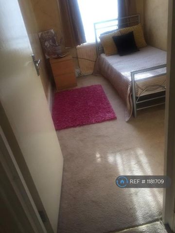 4 bedroom flat to rent - Photo 4