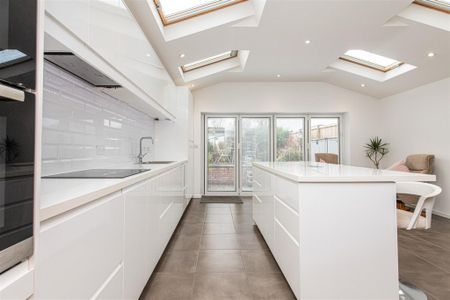 3 bed House - Semi-Detached To Let - Photo 2