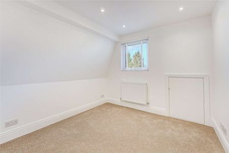 Excellent, recently refurbished, five bedroom home in a desirable location, boasting of fantastic family living space. NO HMO LICENSE AVAILABLE - Photo 4