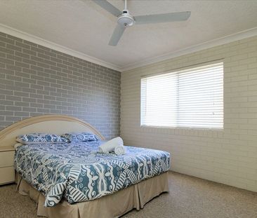 Absolute Kelly’s Beachfront Living – Stylish, Fresh & Fully Furnished - Photo 4