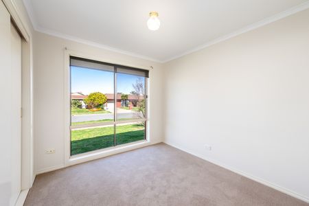 CHARMING 2-BEDROOM TOWNHOUSE IN PRIME SHEPPARTON LOCATION - Photo 4