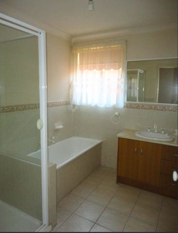 Spacious and Modern Living at 13 Royal Place, South Morang - Photo 5