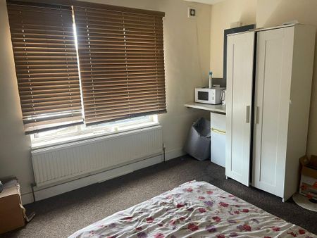 1 bedroom in a house share to rent - Photo 2