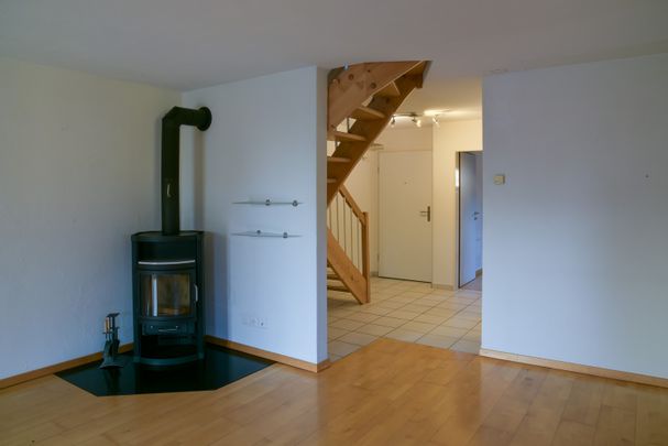 Sonnige 4.5-Zimmer-Dachmaisonette mit Traum-Weitsicht im Limmattal / Sunny 4.5-Room Duplex Apartment with Panoramic Views in Oetwil an der Limmat - Photo 1