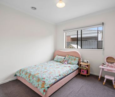 Grand Living in the Heart of Greenvale&mldr; - Photo 4