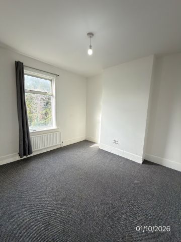 2 Bed Flat, Elgin Road, IG3 - Photo 2
