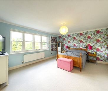 Impressive family house in an idyllic edge of village location with landscaped gardens, set in c2.44 acres. - Photo 4