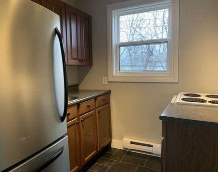 School St - 1 BR Upper Flat in Great Dartmouth Location! - Photo 2