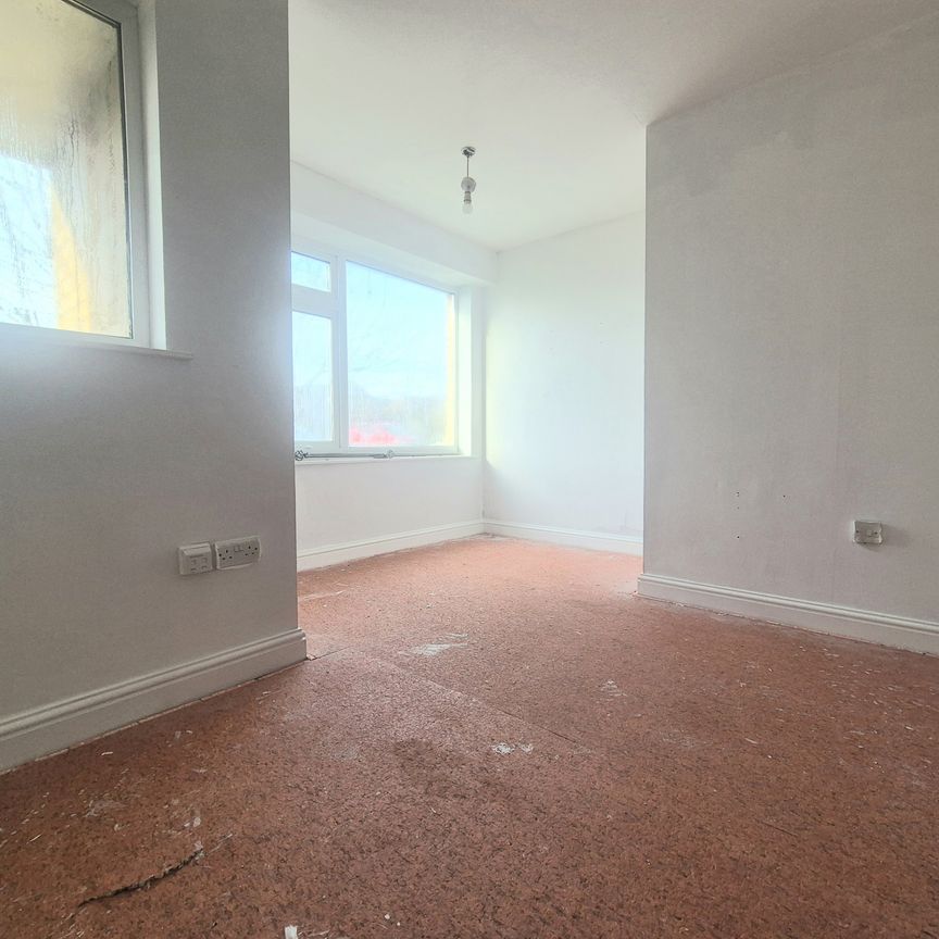 Cumberland Close, Halifax - Photo 1