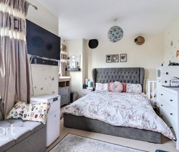 4 bedroom end of terrace house to rent - Photo 6