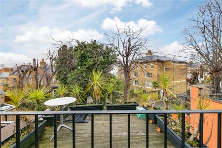 3 bedroom flat in Barnes - Photo 2