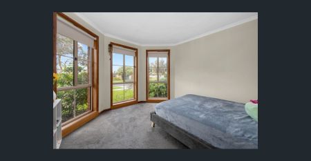 Walking distance to train station, shops and cafes - Photo 3