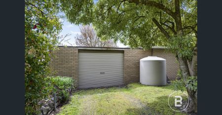 LIGHT-FILLED FAMILY HOME WITH EXPANSIVE BACKYARD IN GREAT LOCATION - Photo 5