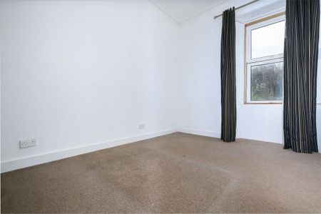 3 bedroom flat to rent - Photo 4