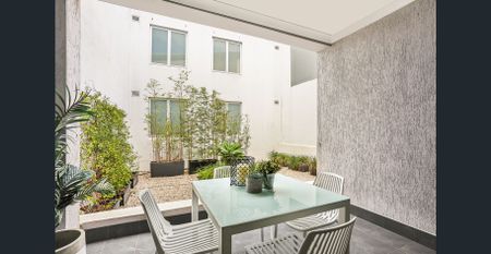 Stylish Retreat in a Quiet, Leafy Setting - Photo 5