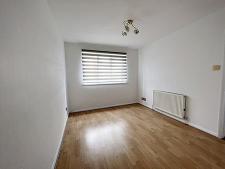 2 Bed Flat, Netley Road, IG2 - Photo 2