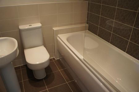 3 bedroom House To Let - Photo 2