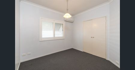 Gorgeous Air Conditioned Home - Photo 3